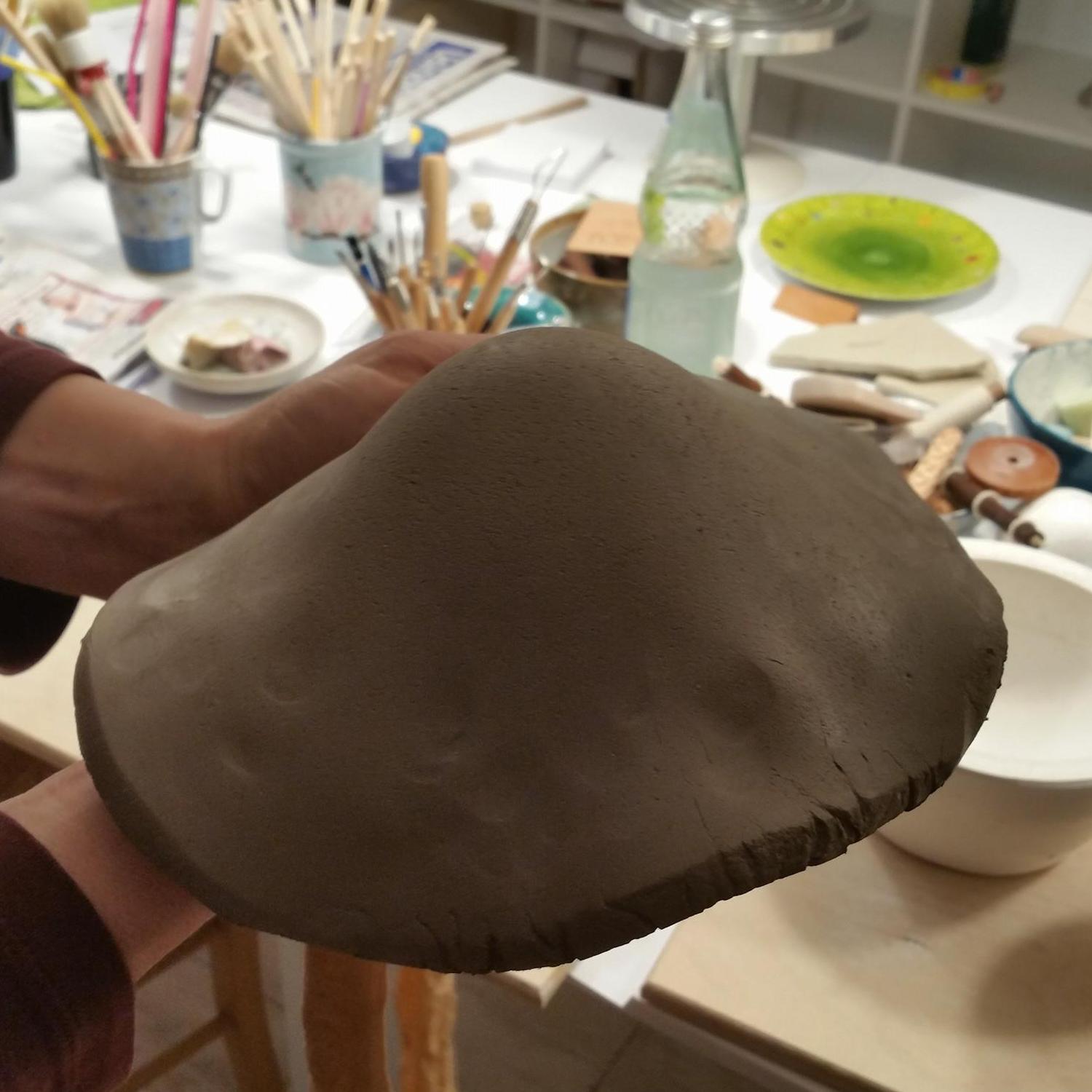 Tonplatte zum Gesicht mit Nase ausbuchten